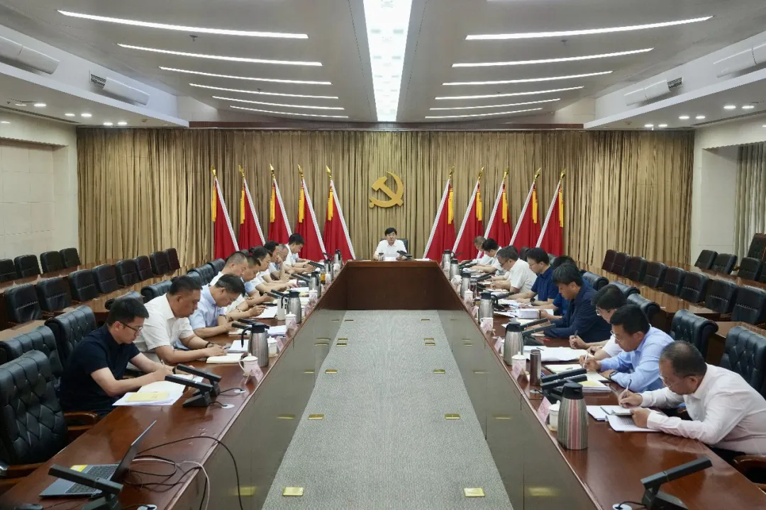 市委理论学习中心组举行专题学习会