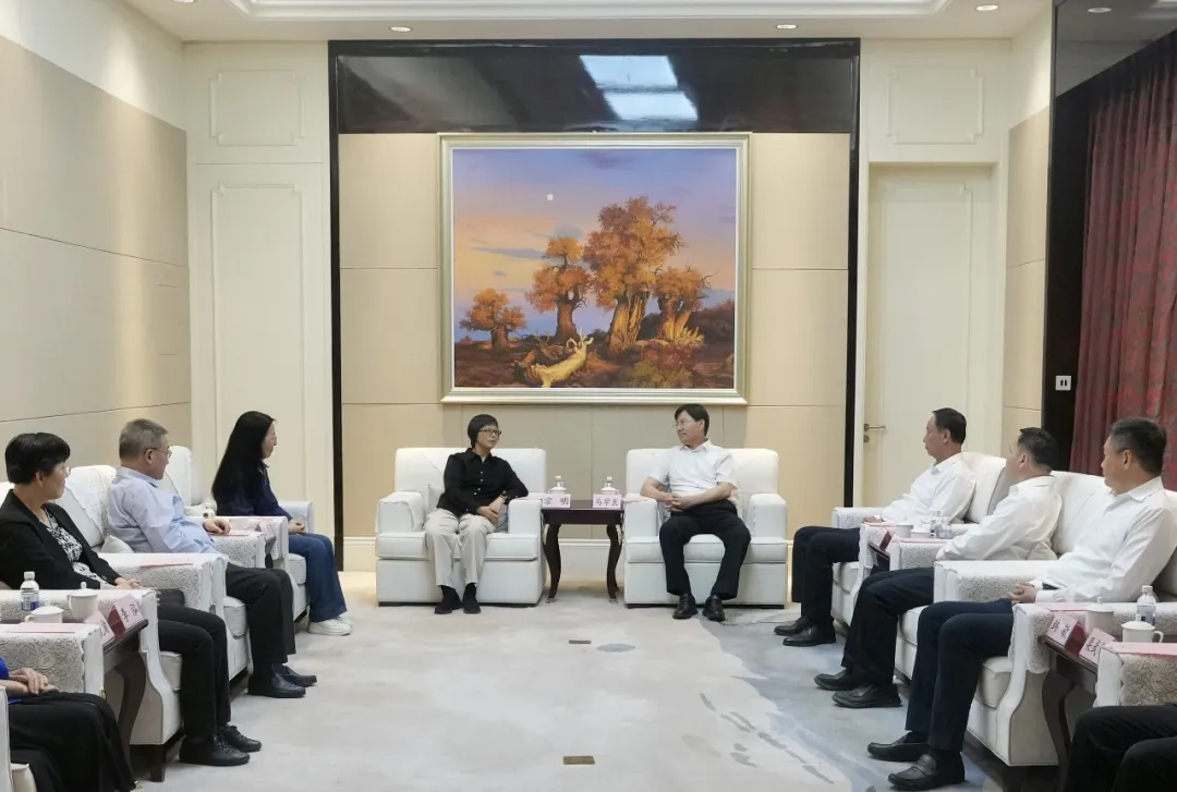 上海市人大常委会副主任宗明与克拉玛依市委书记马学良在克拉玛依座谈交流