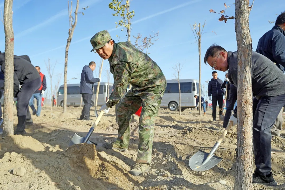我市开展秋季全民义务植树活动 共建美丽克拉玛依